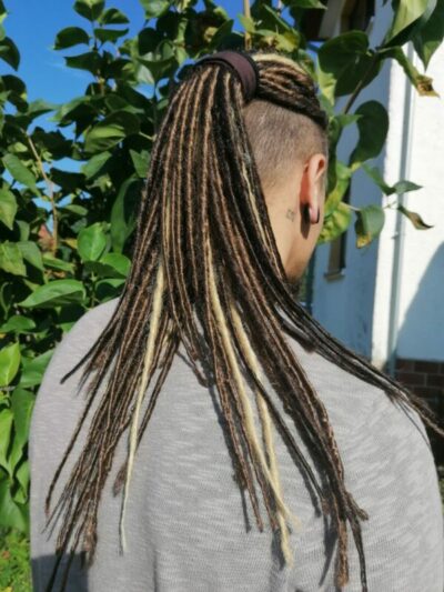 Wie flechtet man Double Ended Dreads in haare ein